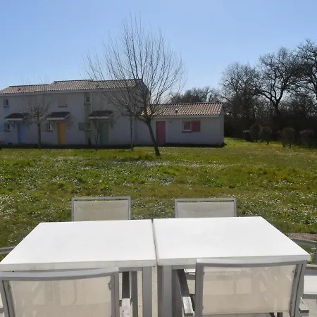 Maison De 2* Avec Piscine Chauffee, Proche Et Commerces - Fr-1-197-492