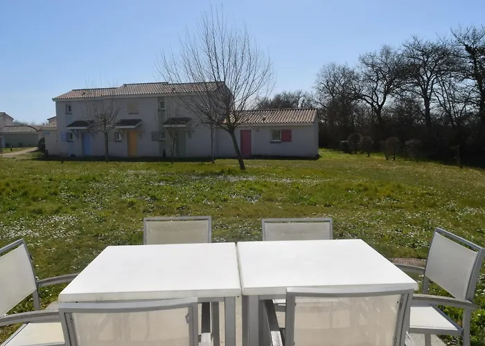 Maison De 2* Avec Piscine Chauffee, Proche Et Commerces - Fr-1-197-492