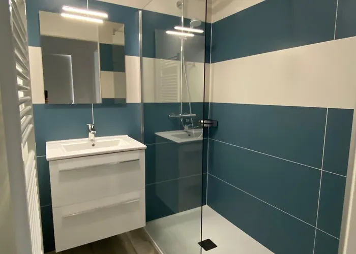 Maison De 2* Avec Piscine Chauffee, Proche Et Commerces - Fr-1-197-492