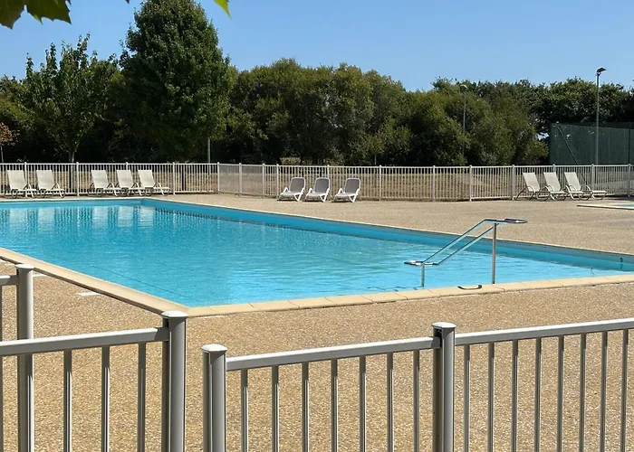 Maison De 2* Avec Piscine Chauffee, Proche Et Commerces - Fr-1-197-492